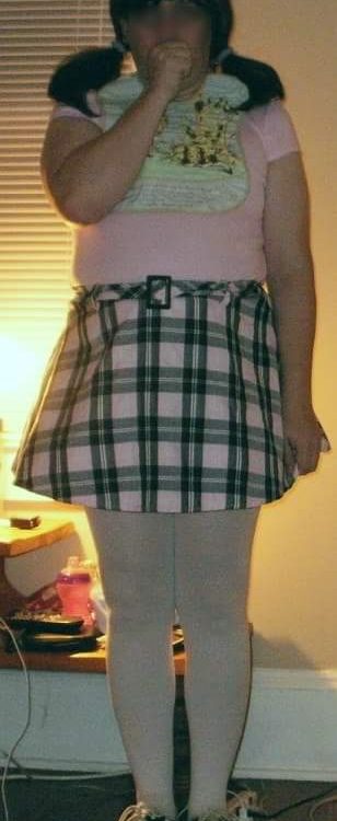 A lovely female is standing with enormous boobs and is dressed in sexy clothes. For the photo session, she is standing.