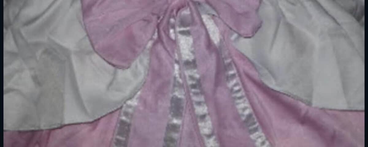 There is a seductive pant showing, and it is attractive. Intended for the photo shoot.